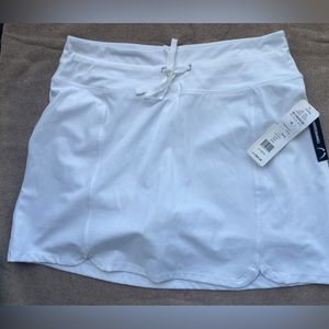 New Tennis Skirt in white color. Size: M.